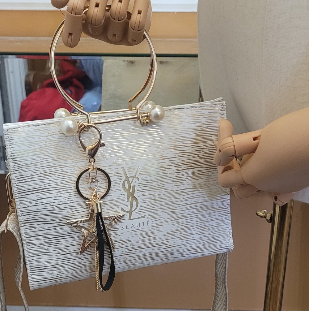 Yves Saint Laurent - Picture 13 of 16